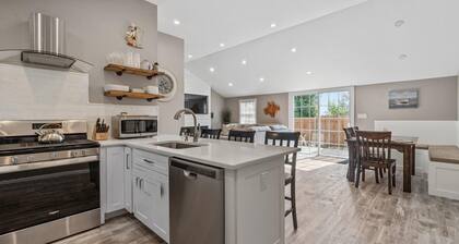 Cozy cottage w/hot tub, game room & backyard. Close to West Point and Bethel.