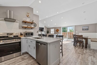 Cozy cottage w/hot tub, game room & backyard. Close to West Point and Bethel. 