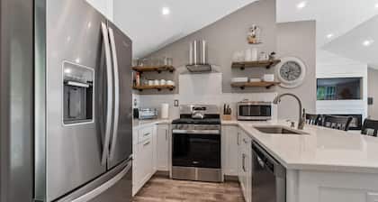 Cozy cottage w/hot tub, game room & backyard. Close to West Point and Bethel.
