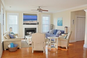 Una televisión, una chimenea