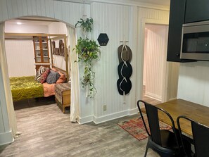 2 室のベッドルーム、デスク、WiFi (無料)、ベッドシーツ