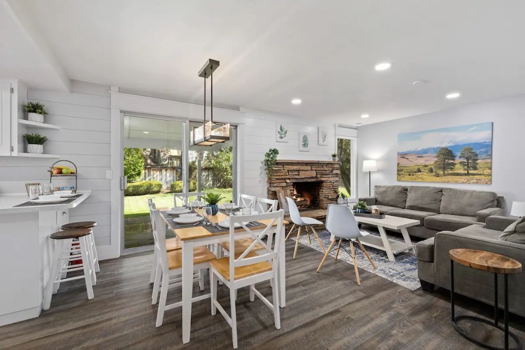 ☆Freshly Updated Home Fast WIFI Smart TV 2 Parks☆