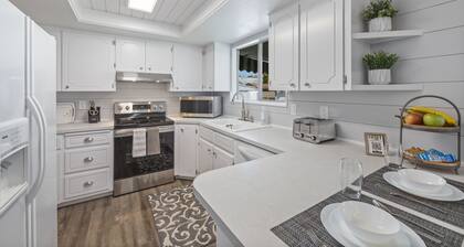 ☆Freshly Updated Home Fast WIFI Smart TV 2 Parks☆
