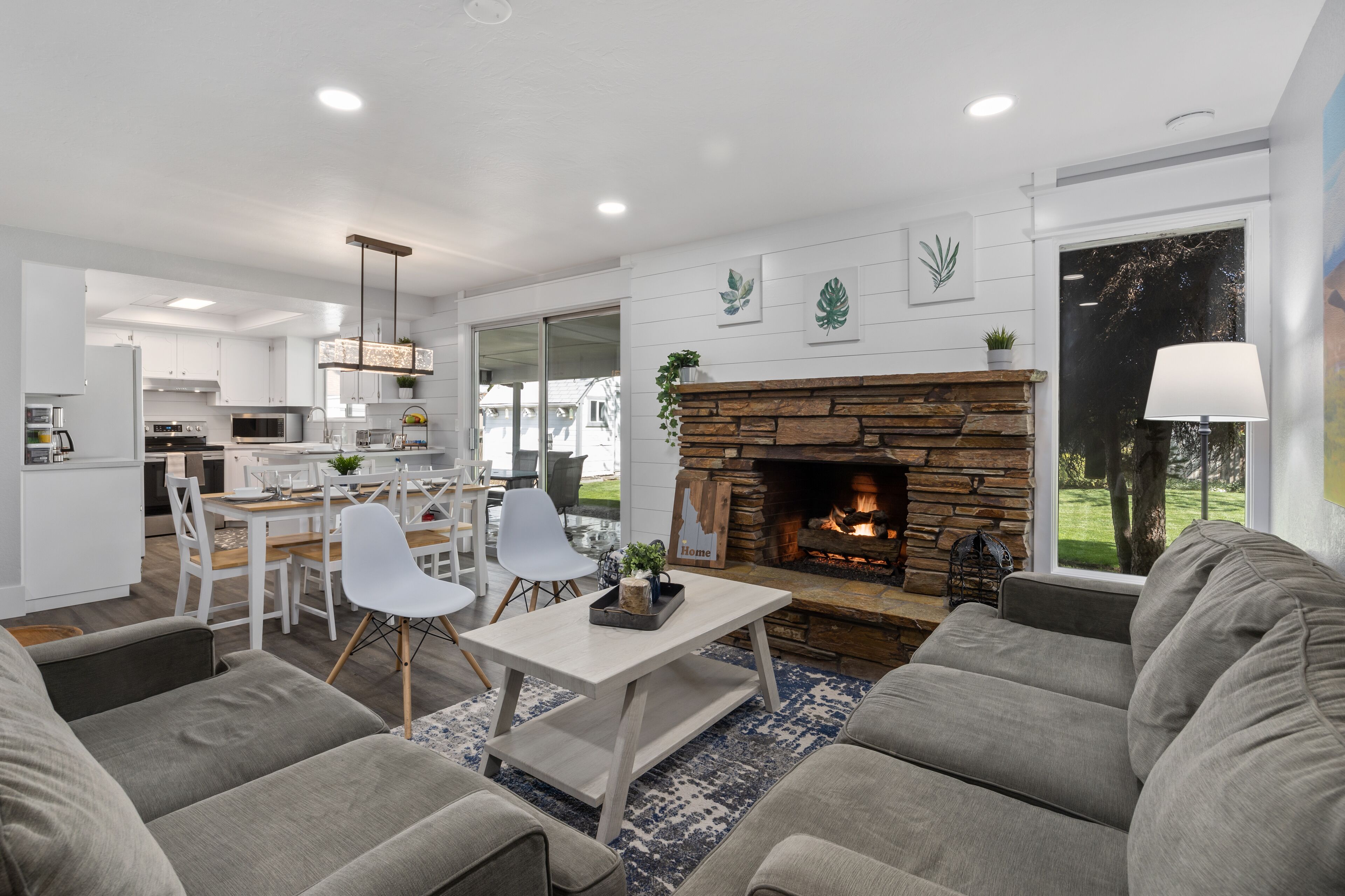 スマートテレビ、暖炉、テレビゲーム、DVD プレーヤー