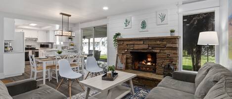 TV connectée, cheminée, jeux vidéo, lecteur de DVD