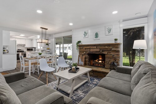 ☆Freshly Updated Home Fast WIFI Smart TV 2 Parks☆