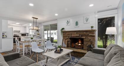 ☆Freshly Updated Home Fast WIFI Smart TV 2 Parks☆