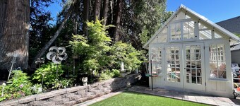 TUDOR COTTAGE SUITE - Autzen Stadium - PK Park - UO - Hayward Field 