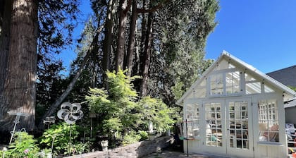 TUDOR COTTAGE SUITE - Autzen Stadium - PK Park - UO - Hayward Field
