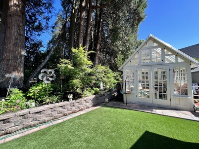 TUDOR COTTAGE SUITE - Autzen Stadium - PK Park - UO - Hayward Field 