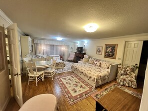 TV connectée, cheminée, livres, imprimantes