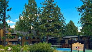 Sports court - Perfect Family & Dog Friendly 2 Story Condo, Sleeps 8+, 1 Mile To Village,  #66 (Mammoth Lakes)