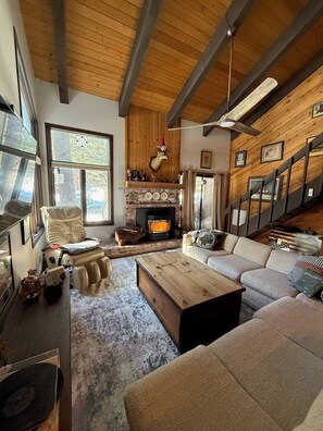 Smart TV, fireplace, video games, books - Perfect Family & Dog Friendly 2 Story Condo, Sleeps 8+, 1 Mile To Village, #66 (Mammoth Lakes)
