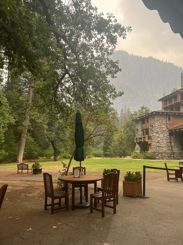 Outdoor dining - Perfect Family & Dog Friendly 2 Story Condo, Sleeps 8+, 1 Mile To Village, #66 (Mammoth Lakes)