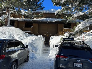 Property grounds - Perfect Family & Dog Friendly 2 Story Condo, Sleeps 8+, 1 Mile To Village, #66 (Mammoth Lakes)