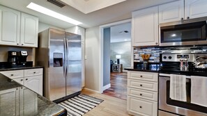 Fridge, microwave, oven, stovetop - Heated Pool + Game Room + Sleeps 12 +12 min Beach (Sarasota)