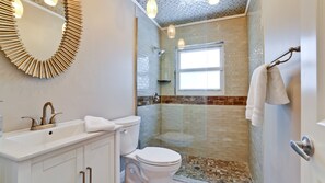 Badewanne, Haartrockner, Handtücher, Seife