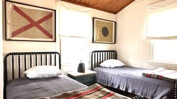 2 bedrooms, iron/ironing board, free WiFi