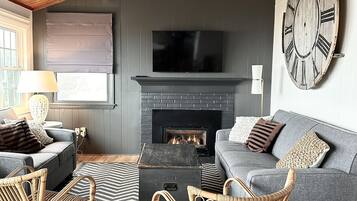 Smart TV, fireplace