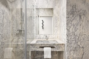 Camera doppia | Bagno | Doccia, set di cortesia gratuito, asciugacapelli, bidet elettronico