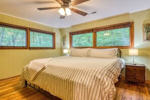 2 bedrooms, desk, iron/ironing board, travel crib