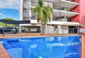 Outdoor pool - Lovely 3 bedroom apartment in the city (Larrakeyah)