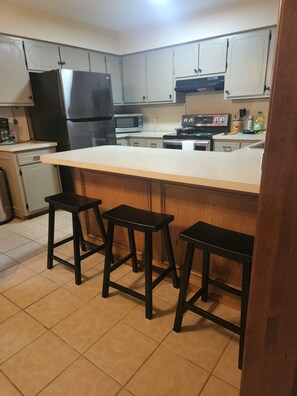 Kylskåp, mikrovågsugn, ugn och spishäll