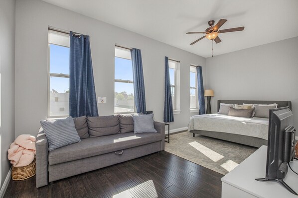 3 bedrooms, desk, iron/ironing board, WiFi