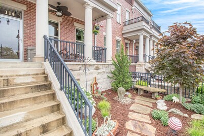 Riverfront Oasis: Beautiful Riverfront Townhome CLOSE to Notre Dame!