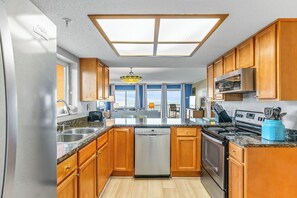 Frigorifero, microonde, forno, piano cottura