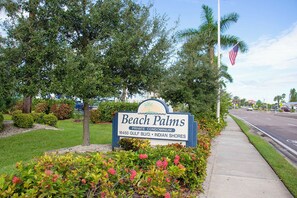 Naamplaatje voor Beach Palms Private Condominium, 18450 Gulf Blvd., Indian Shores.