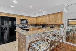 Frigorifero, microonde, forno, piano cottura