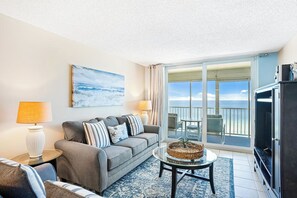 TV, lettore DVD, tavolo da calcetto, tavolo da ping pong