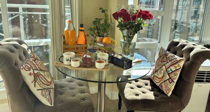 Penthouse suite w/ jacuzzi on Seawall w/ views