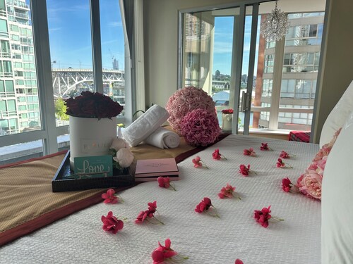 Penthouse suite w/ jacuzzi on Seawall w/ views