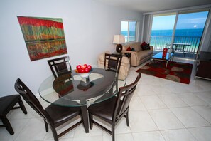 Fernseher, DVD-Player, Tischfußball, Tischtennisplatte