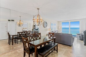 TV, tavolo da calcetto, tavolo da ping pong, libri