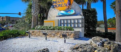 Ein Schild im Strandstil mit einem Surfer und dem Text "INDIAN SHORE".
