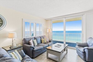 TV, tavolo da calcetto, tavolo da ping pong, libri