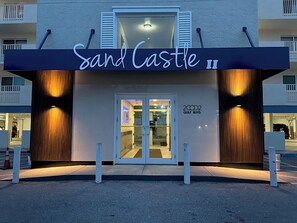L’entrée d’un hôtel, avec une enseigne indiquant « Sand Castle ».
