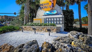 Ein Schild im Strandstil mit einem Surfer und dem Text "INDIAN SHORE".