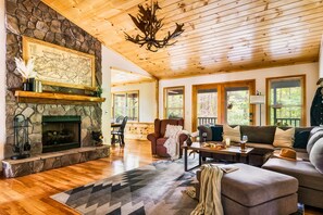 Smart TV, fireplace, video games, books - Heated Pool & Spa / Firepit / Views / Yard / Style / Easy Access! (Sevierville)