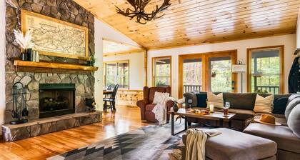 Heated Pool & Spa / Firepit / Views / Yard / Style / Easy Access!