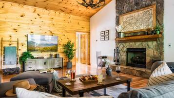 Smart-tv, eldstad, tv-spel och böcker