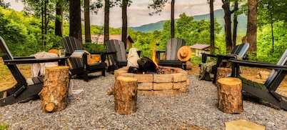 Heated Pool & Spa! / Firepit / Views / Location / Yard / Style!