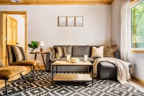 Smart TV, fireplace, video games, books - Heated Pool & Spa / Firepit / Views / Yard / Style / Easy Access! (Sevierville)