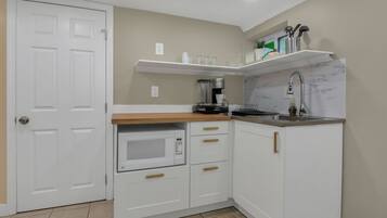 Kühlschrank, Mikrowelle, Herdplatte, Wasserkocher mit Kaffee-/Teezubehör