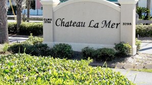 Schild für Chateau La Mer mit der Adresse 3755.