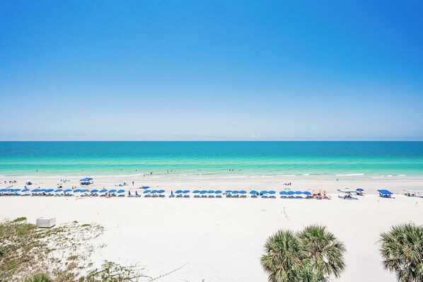 En la playa y toallas de playa 