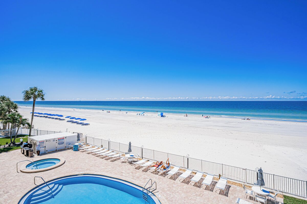 En la playa y toallas de playa 